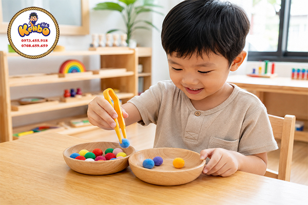 Trẻ sử dụng kẹp để gắp đồ vật 